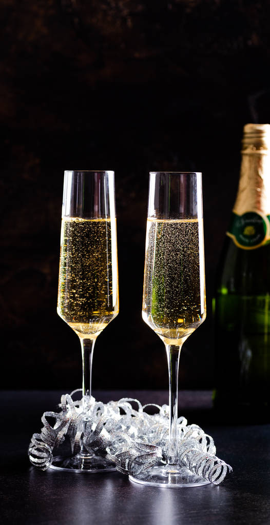 Két pohár pezsgő ünnepli az újévet. - Fotó, kép