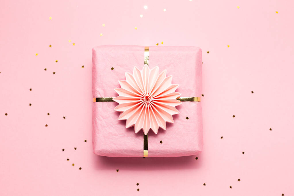 Розовый и золотой обернутый подарок
 - Фото, изображение