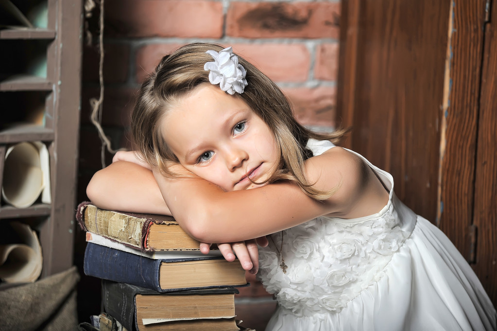κορίτσι με μια μεγάλη στοίβα βιβλία, φωτογραφία σε στυλ vintage - Φωτογραφία, εικόνα