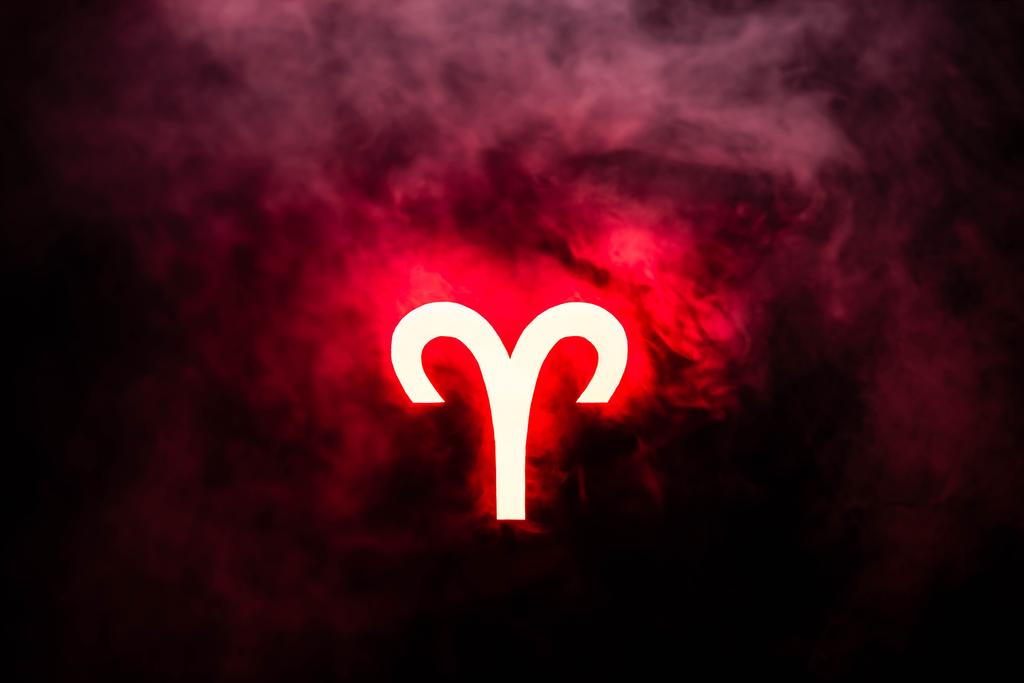 červená osvětlená Aries znamení zvěrokruhu s kouřem na pozadí - Fotografie, Obrázek