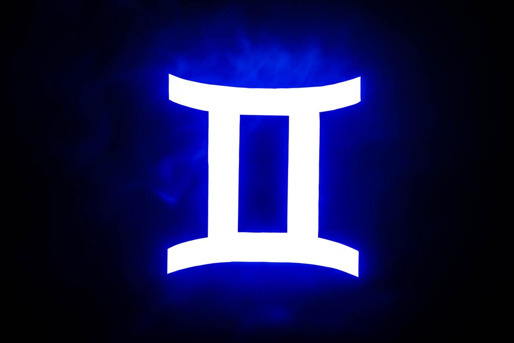 modrý osvětlený Blíženec znamení zvěrokruhu s barevným kouřem na pozadí - Fotografie, Obrázek