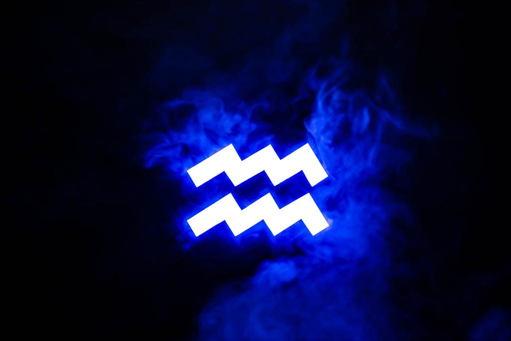 μπλε φωτίζεται Υδροχόος zodiac σημάδι με καπνό στο παρασκήνιο - Φωτογραφία, εικόνα