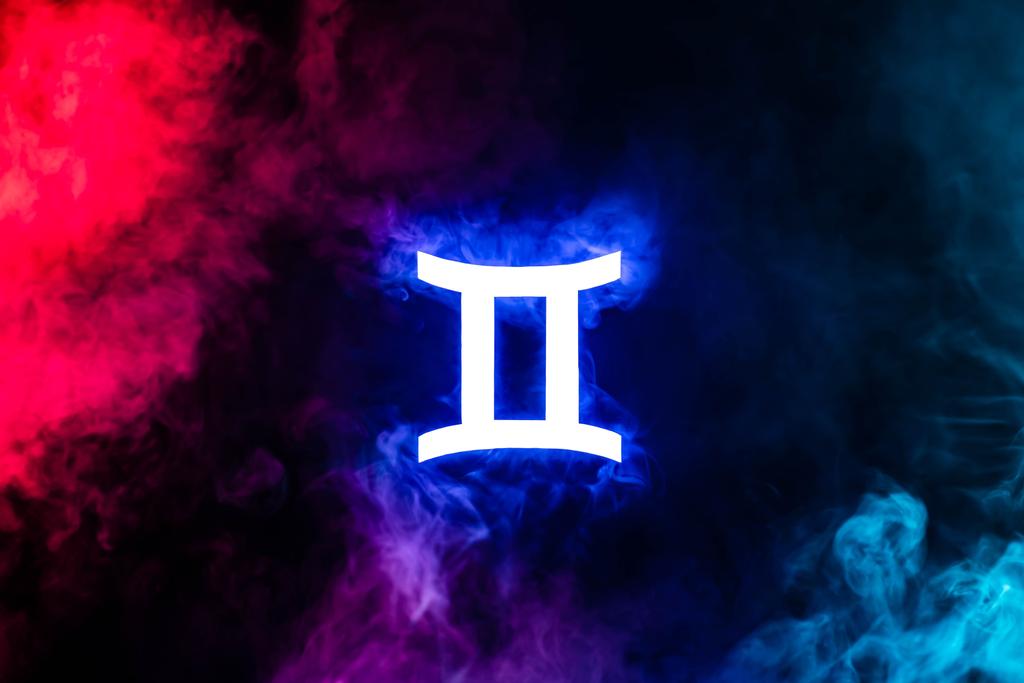 signo zodiacal Géminis iluminado azul con humo de colores en el fondo
 - Foto, imagen