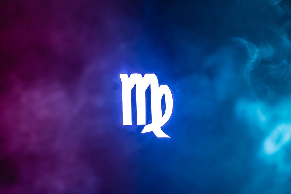 blu illuminato segno zodiacale Vergine con fumo colorato su sfondo
 - Foto, immagini