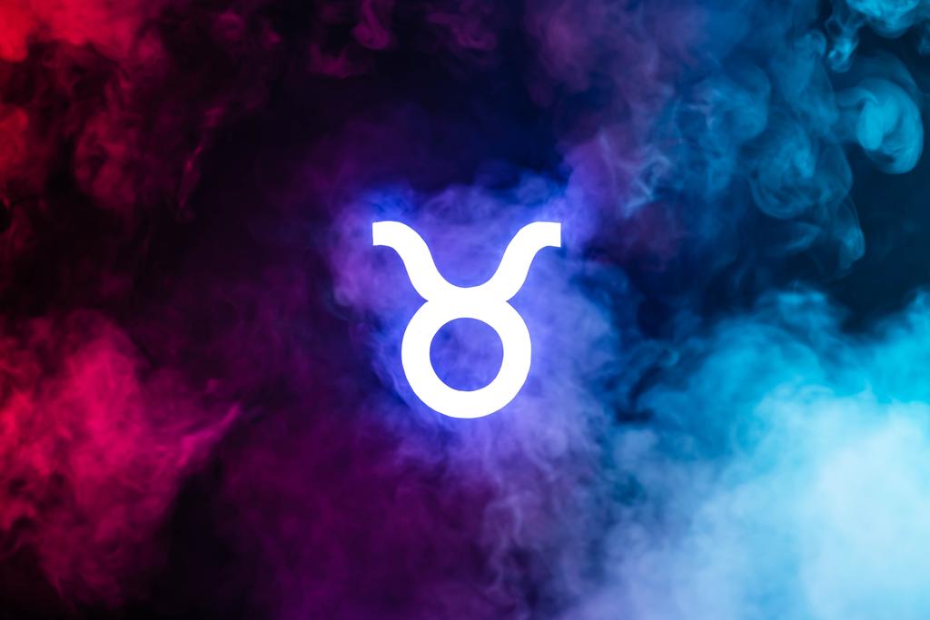 Arkadan renkli dumanlı mavi ışıklı Taurus burcu - Fotoğraf, Görsel
