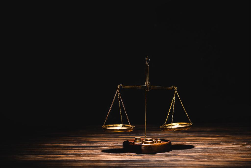 kultainen asteikot oikeuden puinen pöytä mustalla pohjalla
 - Valokuva, kuva