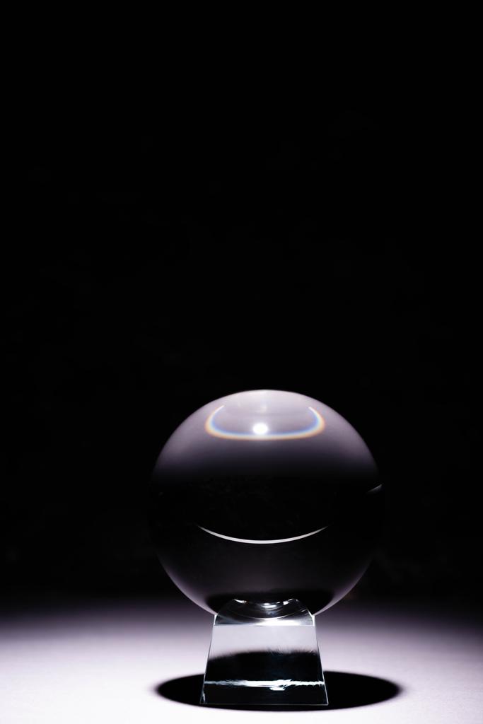 黒い背景の白い表面のクリスタルボール - 写真・画像