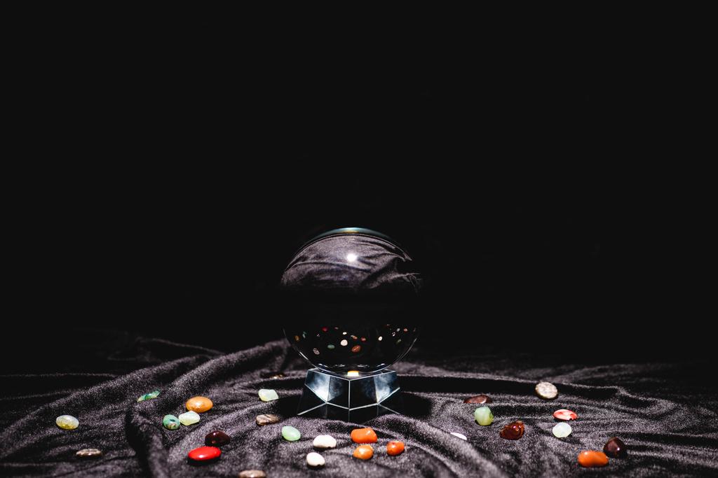 kristalli pallo ennustaa kiviä musta sametti kangas eristetty musta
 - Valokuva, kuva