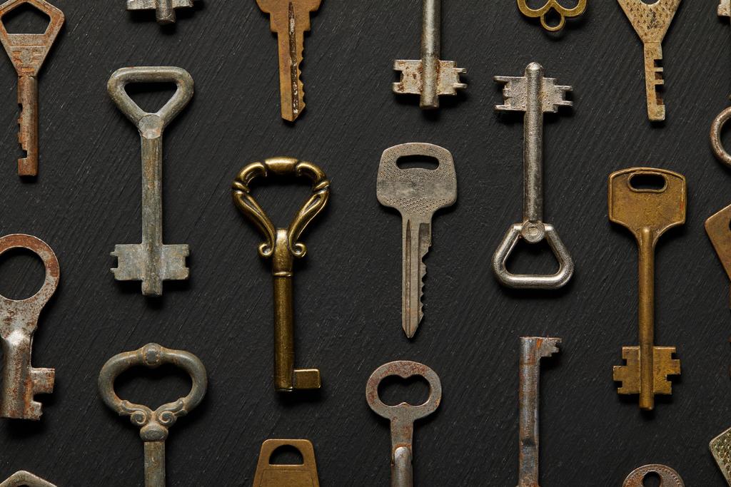 vista superior de chaves enferrujadas vintage no fundo preto
 - Foto, Imagem