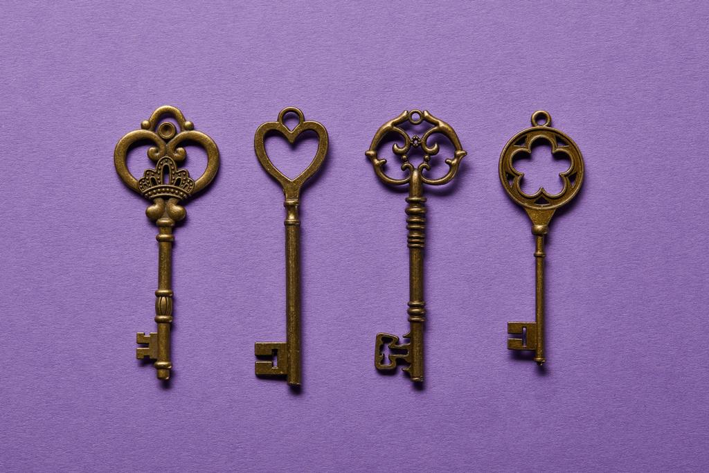 плоска лежала з вінтажними ключами на фіолетовому фоні
 - Фото, зображення