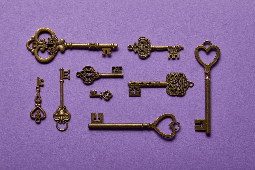 вид зверху вінтажних ключів на фіолетовому фоні
 - Фото, зображення