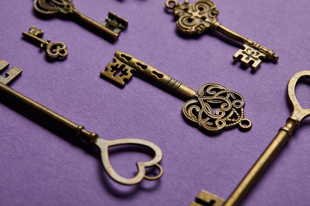 zbliżenie widok vintage klucze na fioletowym tle - Zdjęcie, obraz