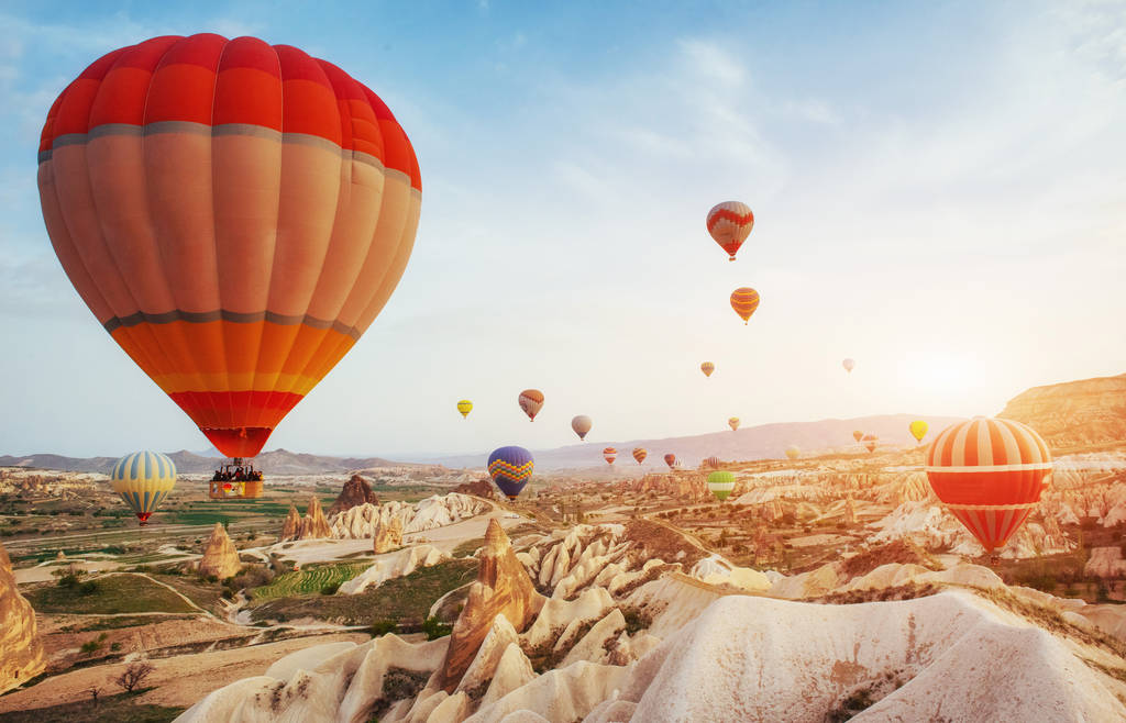 Latające balony latające nad skały krajobraz w Turcji. Cappadocia z doliny, wąwóz, hills, położony między wulkanicznych gór Parku Narodowego Göreme. - Zdjęcie, obraz