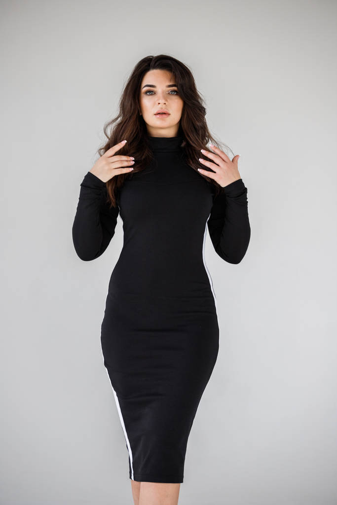 Tyylikäs studio muotokuva kauneus brunette nainen musta mekko poseeraa harmaa seinä tausta
   - Valokuva, kuva