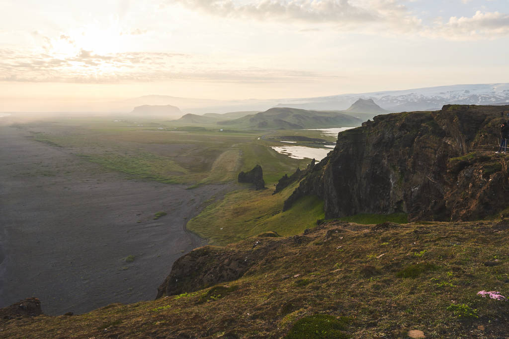 Színes naplemente a hegyek felett. Fantasztikus kilátás nyílik a táj Izlandon. Szépségvilág. - Fotó, kép