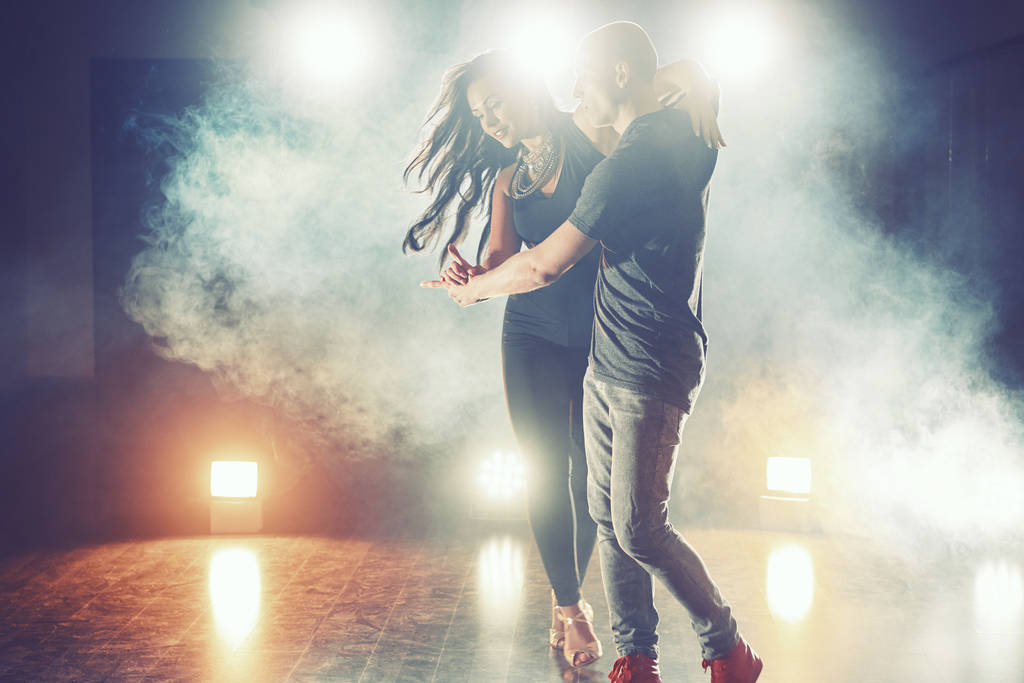 Yetenekli dansçılar konser ışık ve duman altında karanlık odada gerçekleştirme. Şehvetli çift bir sanatsal ve duygusal çağdaş dans performans. - Fotoğraf, Görsel