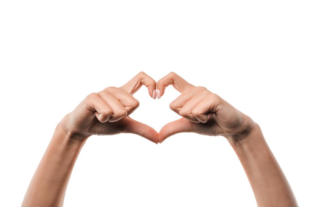 vista recortada de la mujer que muestra el signo de la forma del corazón con los dedos aislados en blanco
  - Foto, Imagen