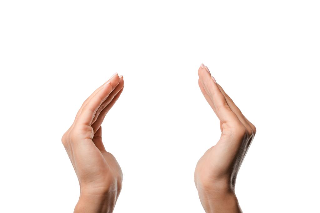 vista recortada de la mujer que muestra las manos ahuecadas aisladas en blanco
  - Foto, imagen