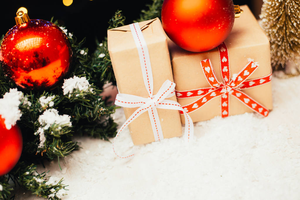 juhlava joulutausta lahjapakkauksilla, kuusen oksilla ja punaisilla helyillä
 - Valokuva, kuva