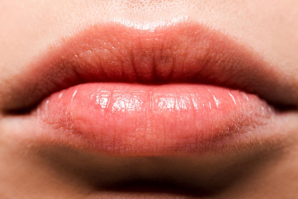 καλλιεργημένη άποψη των λαμπερών χειλιών με lip gloss  - Φωτογραφία, εικόνα