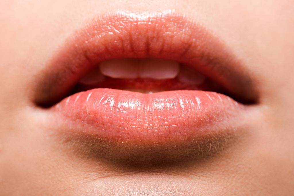 perto de mulher com lustro de lábio brilhante em lábios
 - Foto, Imagem
