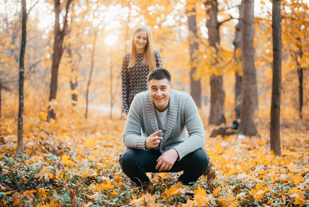 belo feliz jovem casal passar tempo juntos no parque de outono
 - Foto, Imagem