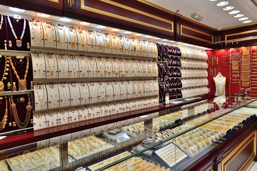 Doha, Katar - 21 Kasım. 2019. Bir mağazanın vitrininde pahalı mücevherler - Altın Souq - büyük bir mağaza çok pahalı mücevherler satıyor. - Fotoğraf, Görsel