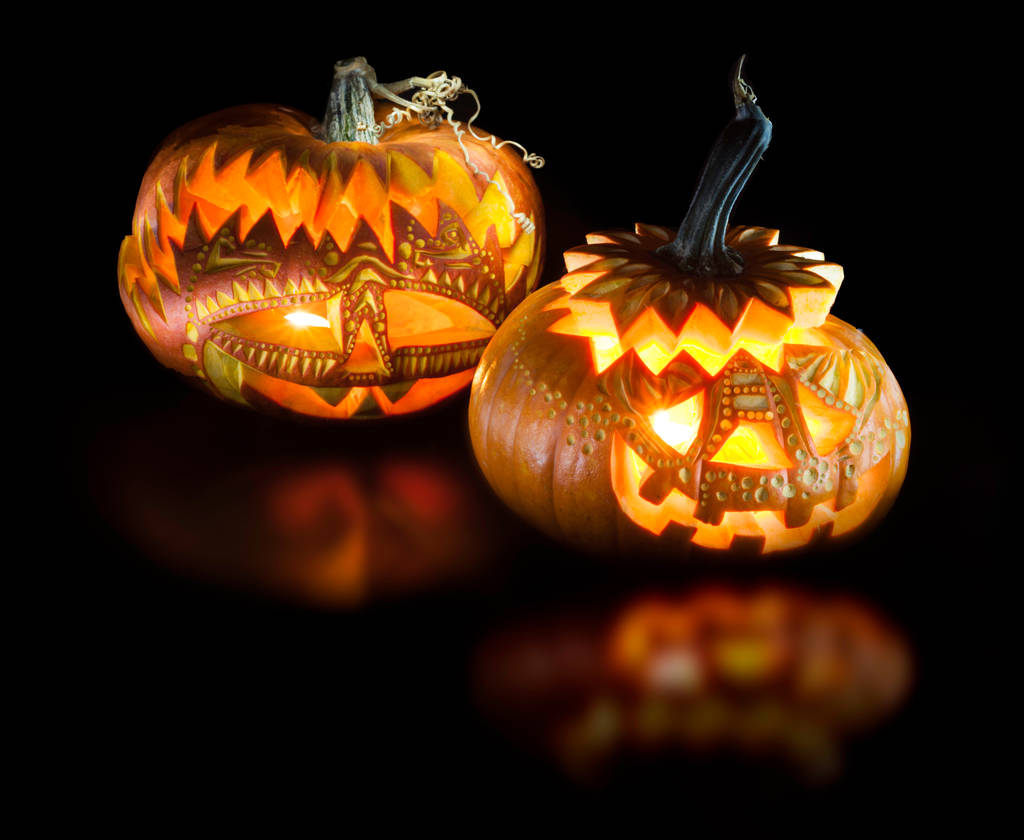 Halloween pumpkins içinde mum siyah arka plan üzerine  - Fotoğraf, Görsel