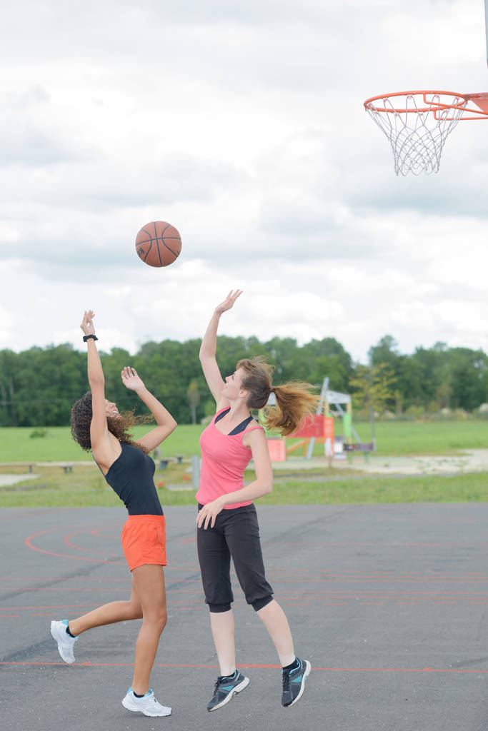 2 ženy hrají basketbal - Fotografie, Obrázek