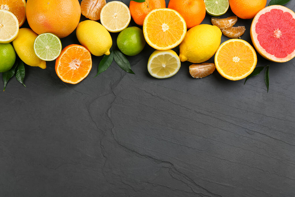 Composizione piatta con mandarini e diversi agrumi su fondo nero. Spazio per testo
 - Foto, immagini