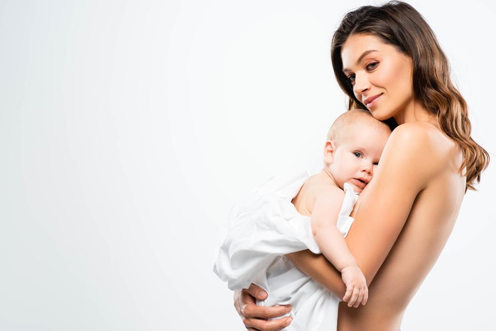 portré mosolygós meztelen anya ölelés baba, elszigetelt fehér - Fotó, kép
