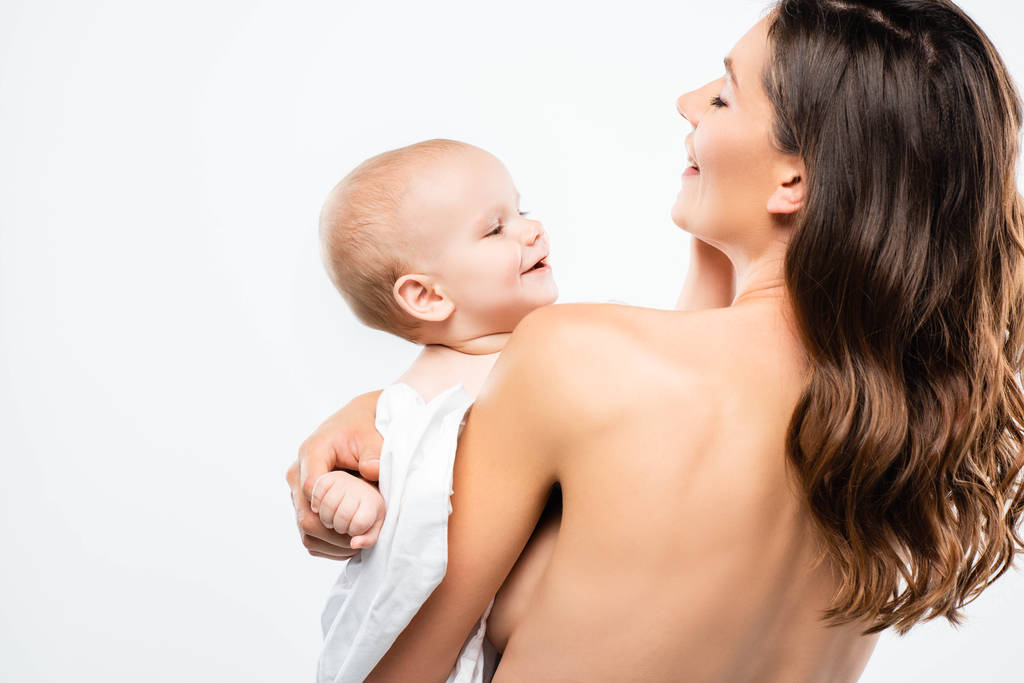 Gülen çıplak anne portresi mutlu bir bebek tutuyor, beyaz üzerinde izole edilmiş. - Fotoğraf, Görsel