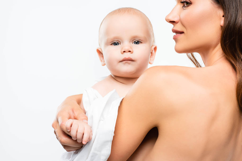 portret van tedere naakte moeder knuffelen baby jongen, geïsoleerd op wit - Foto, afbeelding