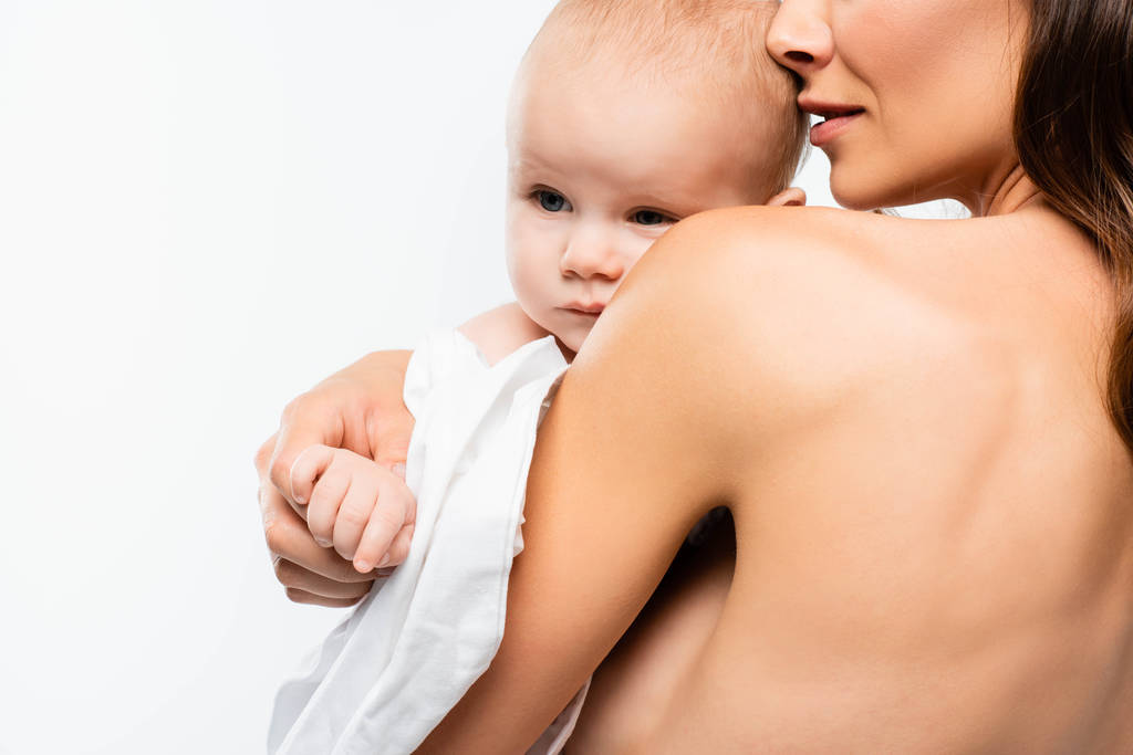 обрезанный вид обнаженной матери, обнимающей мальчика, изолированного на белом
 - Фото, изображение