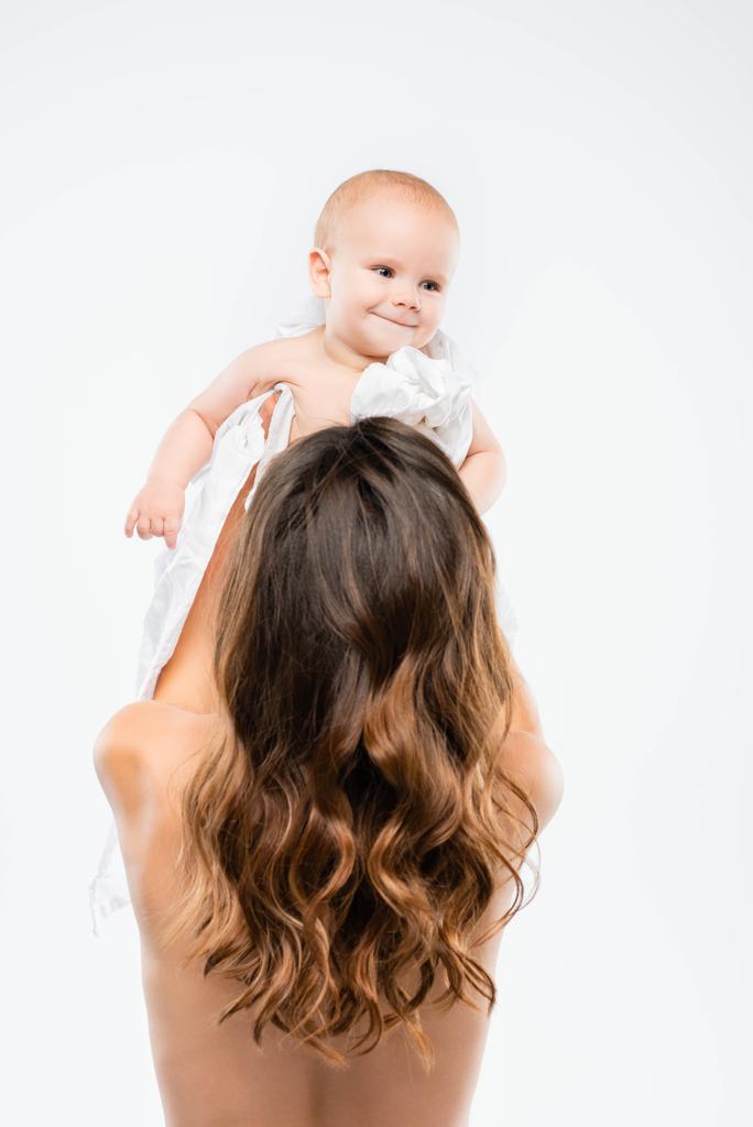 Вид ззаду гола мати обіймає усміхнену дитину, ізольовано на білому
 - Фото, зображення