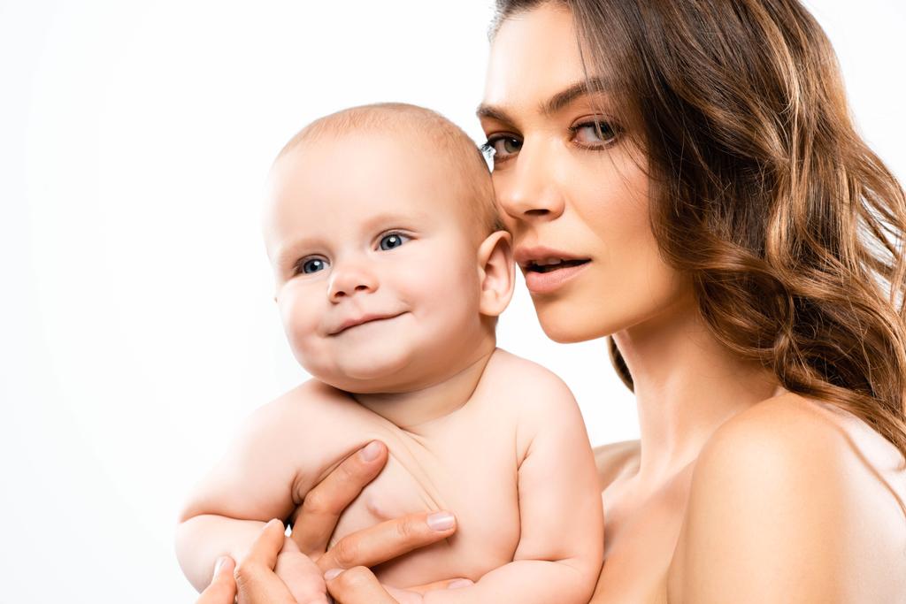 portrét atraktivní nahé matky držící dítě, izolované na bílém - Fotografie, Obrázek