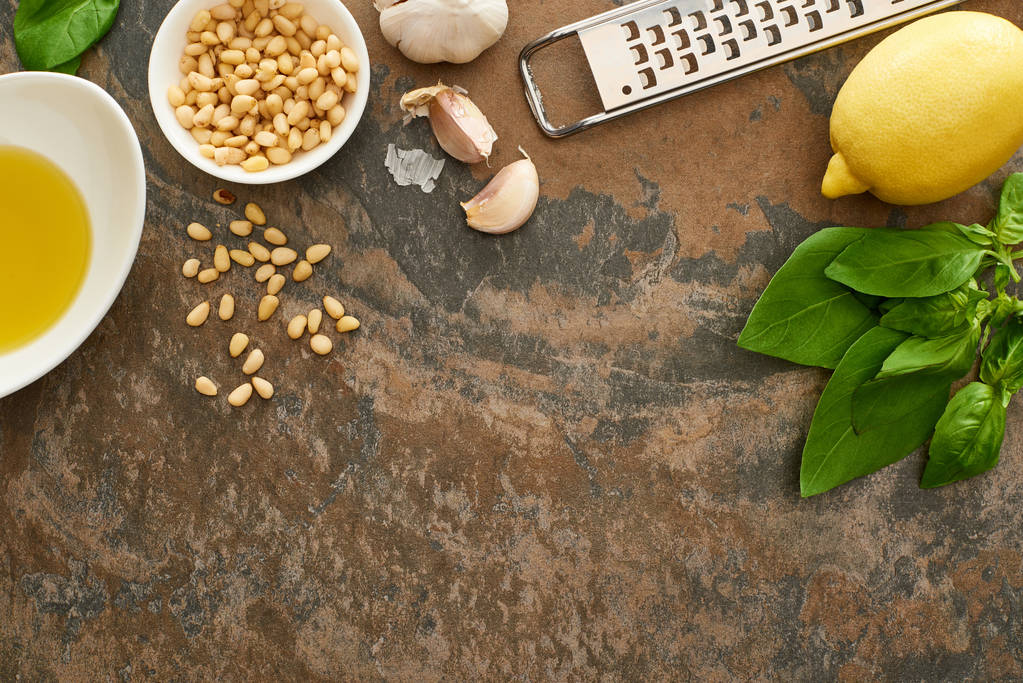 Ansicht der Zutaten für Pesto-Sauce und Reibe auf Steinoberfläche - Foto, Bild