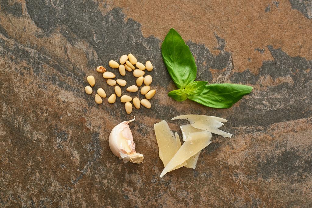ylhäältä Pesto kastike tuoreita ainesosia kiven pinnalla
 - Valokuva, kuva