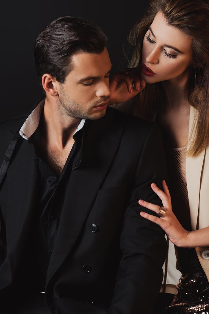 atraktivní žena objímání hezký muž v obleku izolované na černošky - Fotografie, Obrázek
