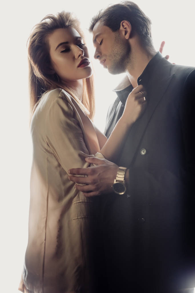 attraente donna abbracciare con bello uomo isolato su bianco
  - Foto, immagini
