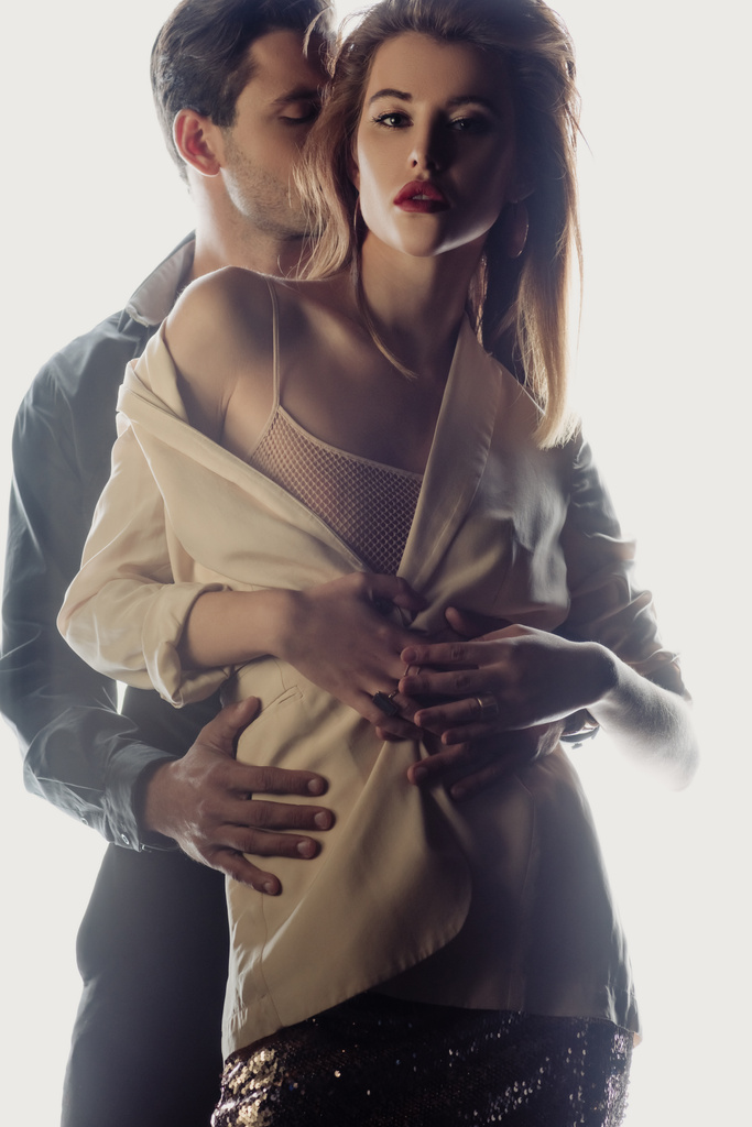 muž objímání a líbání atraktivní žena izolované na bílém - Fotografie, Obrázek