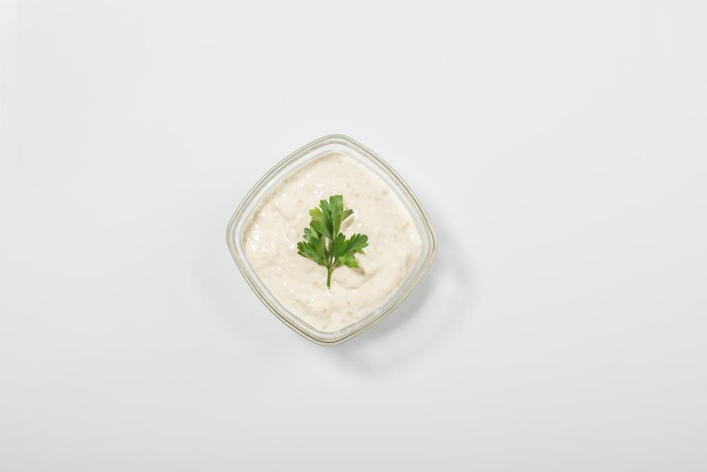 Vue du dessus de la sauce grecque traditionnelle tzatziki sur fond blanc
 - Photo, image