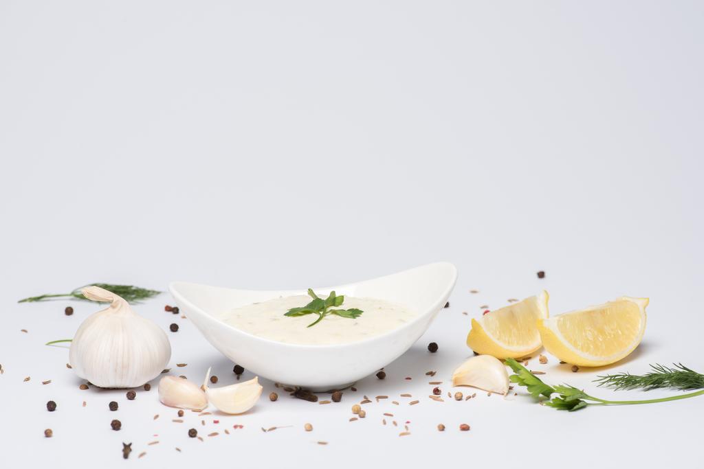 hausgemachte Tzatziki-Sauce mit frischen Zutaten und Gewürzen auf weißem Hintergrund - Foto, Bild