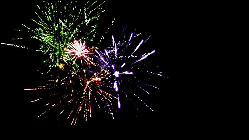 fuochi d'artificio tradizionali colorati nel cielo notturno buio, isolati sul nero
 - Foto, immagini
