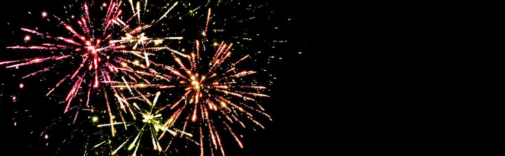 tiro panorâmico de fogos de artifício coloridos no céu noturno, isolado em preto
 - Foto, Imagem