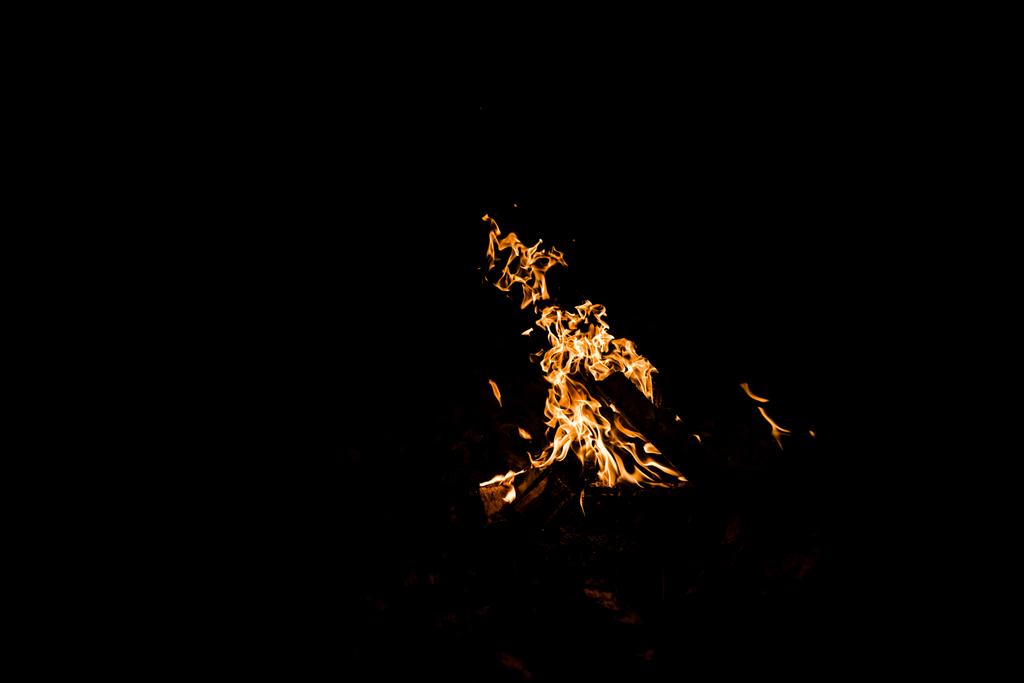 Kamp ateşinde yanan kütükler siyah üzerine izole edilmiş. - Fotoğraf, Görsel