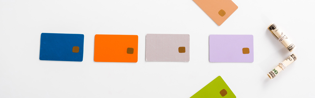 πανοραμική λήψη πολύχρωμων προτύπων πιστωτικών καρτών και ρολά μετρητών σε λευκό  - Φωτογραφία, εικόνα