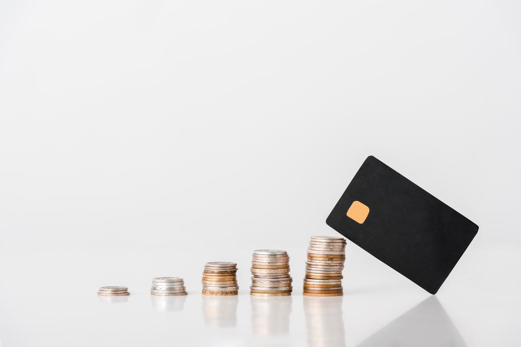 pilhas de prata e moedas de ouro perto do modelo de cartão de crédito em branco
  - Foto, Imagem