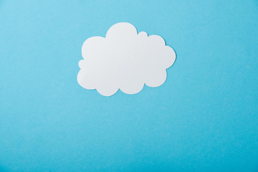 青い雲に隔離された白い雲  - 写真・画像