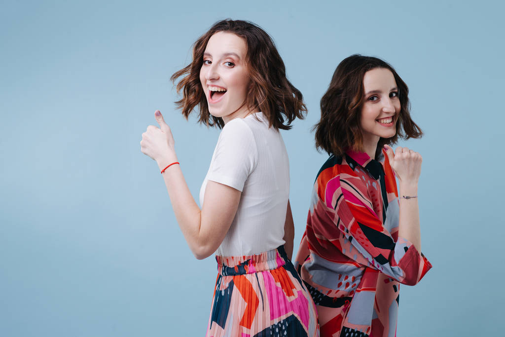 Le sorelle gemelle si divertono a ballare in studio
 - Foto, immagini
